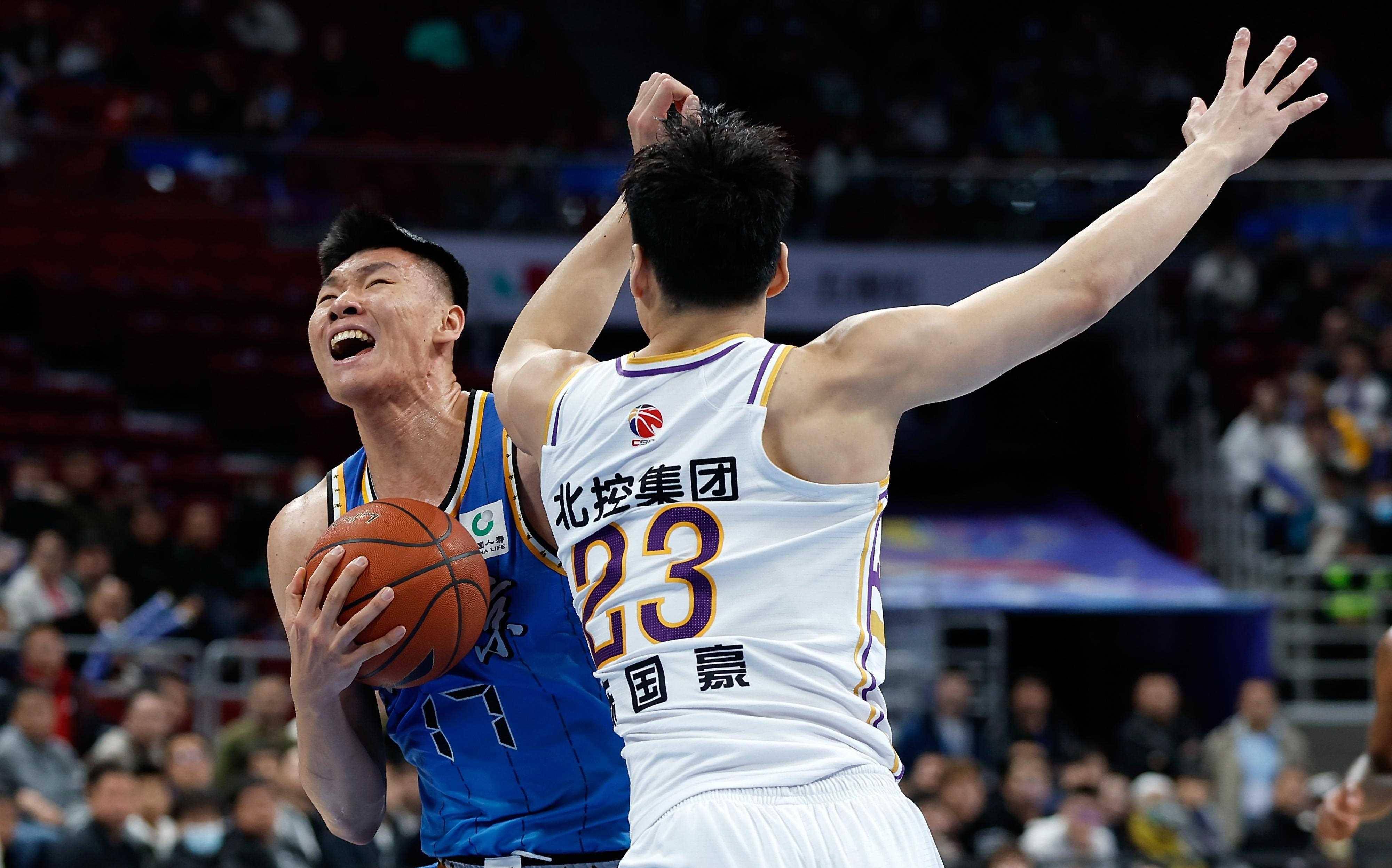 北京男篮对阵大连队，全队备战意志坚定(北京男篮对阵大连队,全队备战意志坚定不移)