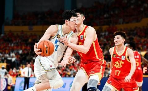 北京男篮对阵大连队，全队备战意志坚定(北京男篮对阵大连队,全队备战意志坚定不移)