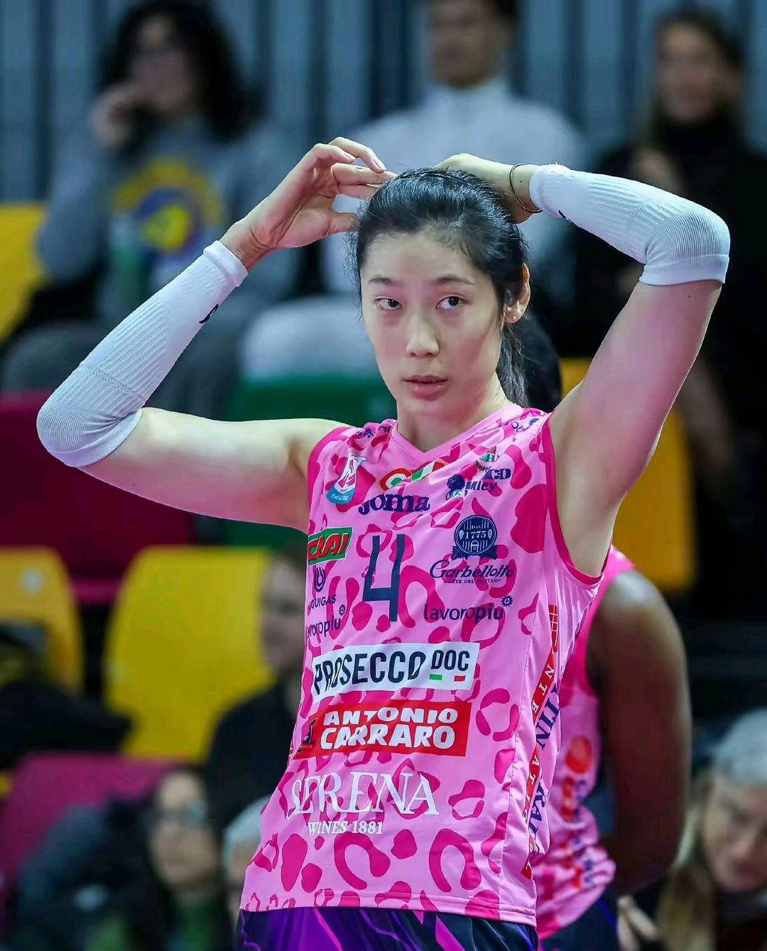 乐竞体育登录入口-中国女排凌晨低调出征!机场被偶遇名单有变有望四连胜的简单介绍