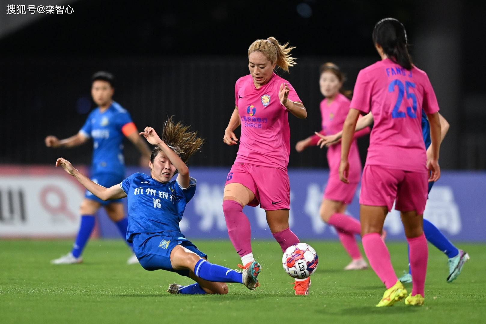 豪取一胜！女足队员勇往直前！